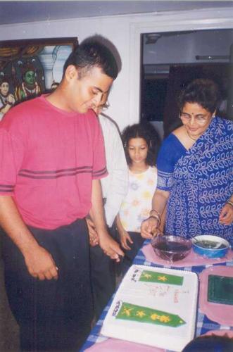 Cutting the cake with the shoulder epaulettes of a Lieutenant and a General