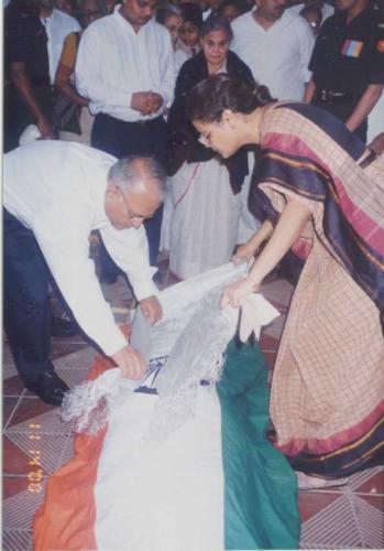 Ma_and_Baba_paying_respect_to_Nawang