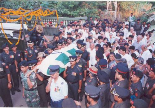 Nawang_being_brought_in_with_Honours